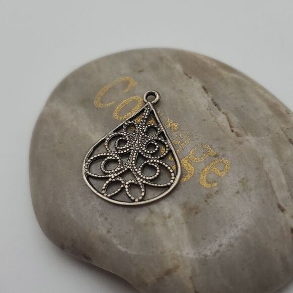 Delicate silver laced edwardian teardrop pendant - Picture 1 of 2